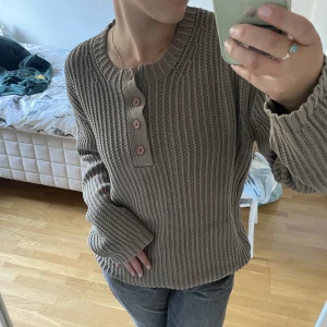 Stickad tröja Filippa K - Gråbrun stickad tröja, herrstorlek men annars dam oversize (S-L). Inte så mycket använd och i fint skick. 