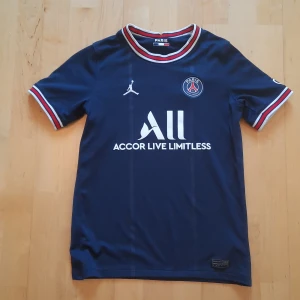 Psg 2021/22 T-shirt - En nästan oanvänd PSG T-shirt i barnstorlek 147-158 cm. Fint skick. Made in thailand.