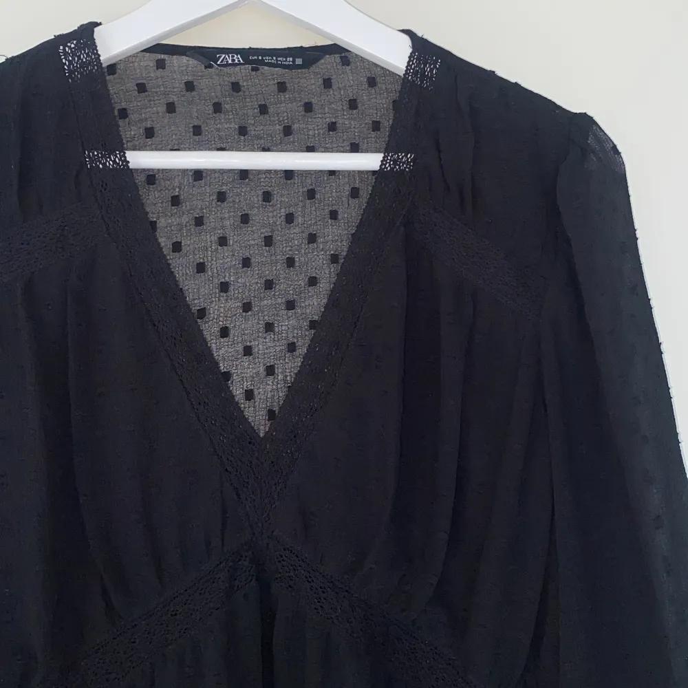 Kollar intresse på denna blusen från Zara. Storlek S och knappt använd. Köp för 150kr+Frakt. . Blusar.