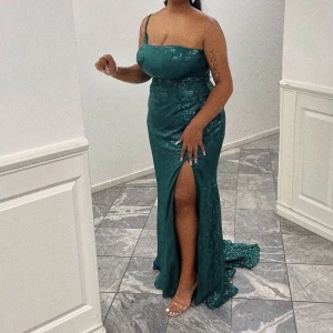 Fest klänning  - Grön Paljettklänning 