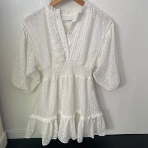 En vitt somrig klänning från designers remix använd två gånger 