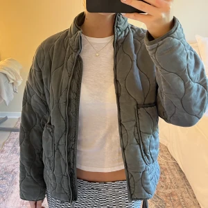 Zara jacka - Grön Zara jacka i väldigt bra skick, säljer då den inte kommer till användning❤️