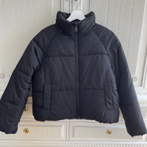 Svart vinterjacka - Svart pufferjacka från Monki i bra skick❄️Normal i storlek, jag är 167!