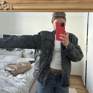 Vintage biker jacket  - Säljer denna vintage jackan i äkta läder i stl L💕perfekt till hösten!!