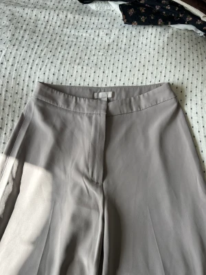Ljusgrå kostymbyxa - Aldrig använd, ny skick. Skriv för fler bilder