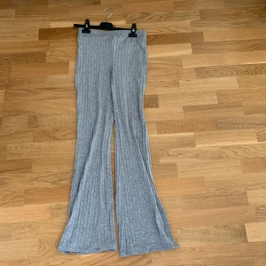 Ribbade byxor  - Ribbade byxor ifrån Gina tricot i storleken xs  Använda Max 1 gång! Byxorna har en liten slits (bild två) 