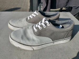 Sneakers - storlek 37 - Canvasskor säljes i mycket fint skick. Knappt använda. Storlek 37 Kan hämtas i Västra Frölunda eller skickas med Schenker.