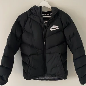 Nike vinterjacka barn - En skön vinterjacka i storlek 147-158 cm. Den är knappt använd
