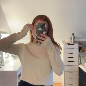 Vit stickad tröja - Säljer denna supersköna stickade tröjan i storlek xs. Säljes pga har en till i annan storlek så den är som ny☺️