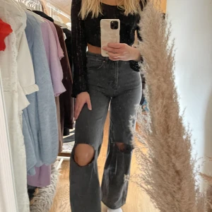 Weekday jeans - Högmidjade Jeans från weekday. Har tyvärr hål precis vid gylfen. Men hoppas att någon kanske kan laga dom? Dom sitter som smäcken! Kom med prisförslag 🌸