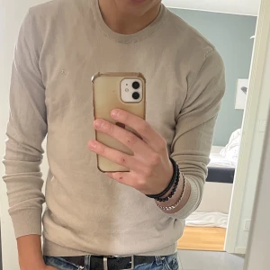 J.Lindberg tröja  - Tunn merinoull crewneck från J.Lindberg. Sällan använd så är i extremt bra skick. Skriv för mer frågor eller bilder