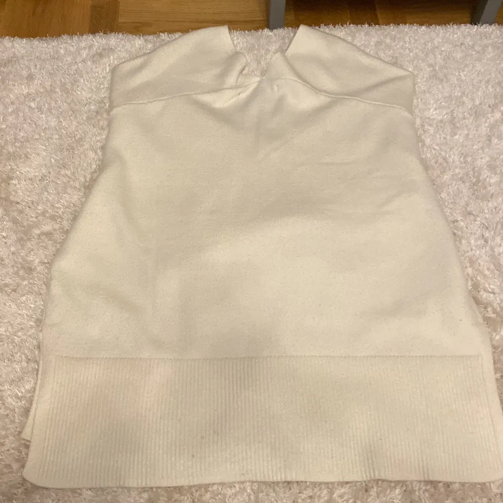 Beige/vit oversize stickad tröja från BikBok fint skick då den inte har används så mycket. Stickat.