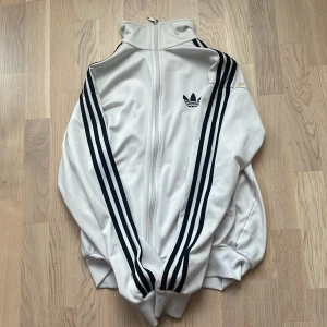 intressekoll!!! - Intressekoll på min adidasjacka, kostar inte 1 kr till er som frågar😭 nån fläck på axeln och har använt den väldigt mycket 