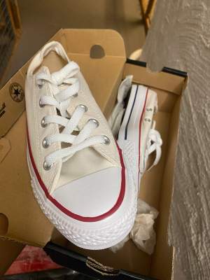 Helt nya vita converse i storlek 36