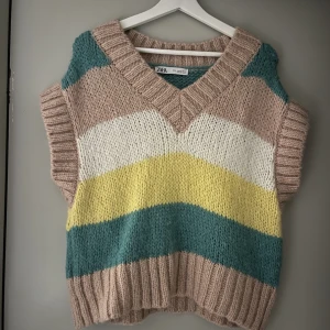 Stickad väst från zara  - Stickad väst från zara i storlek S😍