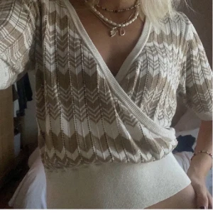 Cool topp - Jätte cool topp som passar perfekt till hösten! Säljer denna då den inte kommer till användning. Lånade bilder, kom privat för egna. Buda från 250kr och det måste vara 20 kr mellan varje bud❤️