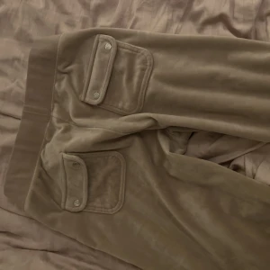 Juicy sett - Beige juciy sett köpt för ett tag sedan men knappt användt så inget slitmärke osv. För snabbaffär kan priset diskuteras, strl xs tröja  och s i byxor, finns även i grått och rosa sett. Äkta. Köpt som sett för ca 2 tusen på Nelly.com 