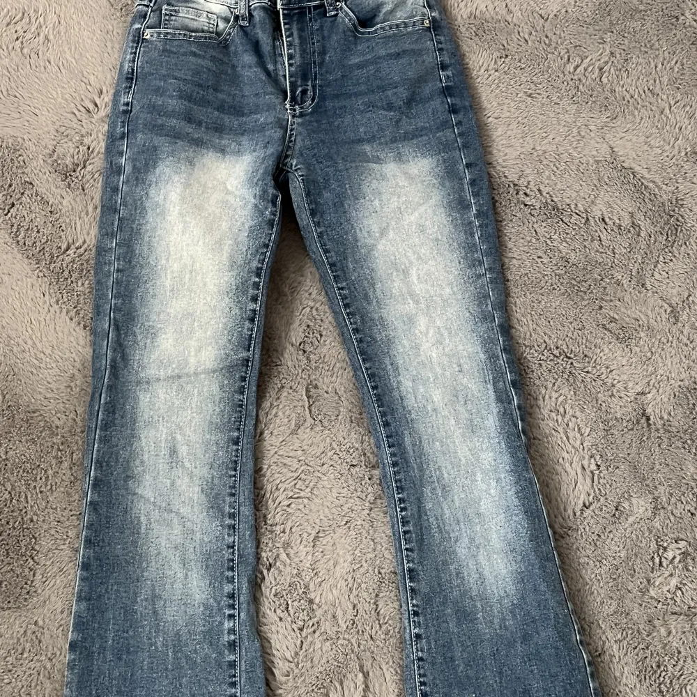 Mid waist jeans från shein därmed priset. Bra kvalite, knappt använda. Jeans & Byxor.