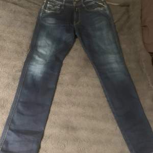 Säljer mina replay jeans nu efter att ha använt dem i Max 3 veckor. Dem är lite för långa för mig som är 173 och vill däröfr bli av med dem