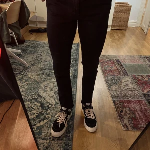 Dondup Ramones jeans svarta - Säljer dessa snygga svarta byxor från Dondup, modellen "Ramones", i storlek 32 med en skinny fit passform. Byxorna är i bra skick och perfekta för dig som söker kvalitet och stil i ett. Missa inte chansen att få dessa eleganta byxor till din samling.