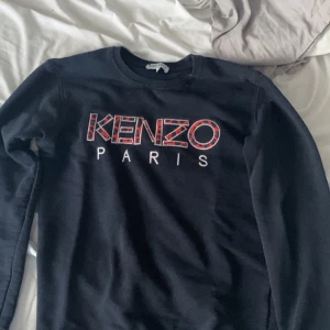 Svart kenzo tröja - Svart Kenzo tröja med tryck på bröstet. Säljer pga att jag tröttnat på den. Inte använd så mycket alltså inga hål eller skador. Köpt av en vän så vet ej om äkthet vilket är varför den är så billig