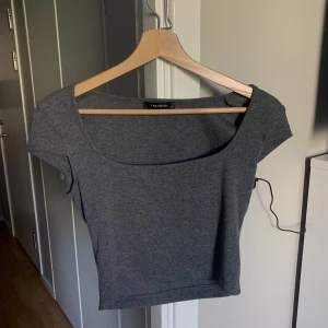 Kortärmad topp ifrån Nelly  - Köpt denna ifrån nelly för ett bra tag sedan. Nästan aldrig använd. Sitter fint!