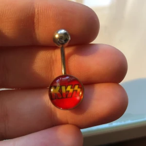 Navelpiercing - Jätte cool KISS navelpiercing, tvättas innan jag skickar, kirurgiskt stål