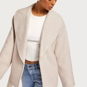 Kort begie kappa - Jag säljer en beige mellan lång kappa från Vero moda, den liknar kappan på bilden men tyvärr hittade jag inte den på vero modas hemsida. Köpt för 899 förra året! Skriv privat för mer info eller bilder!