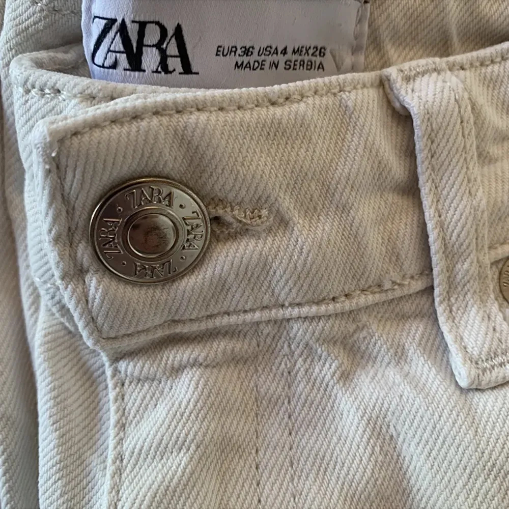 Krämvita jeans från Zara, som tyvärr har blivit för små!. Jeans & Byxor.