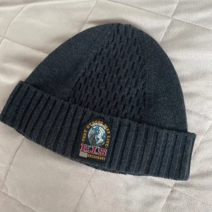 Parajumpers mössa - pris kan diskuteras vid snabb affär 