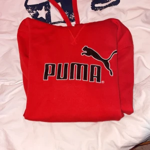 Röd Puma Hoodie  - Relativt använd, utan några hål. Säljes pga att den aldrig används längre. Storlek L men sitter som en loose M