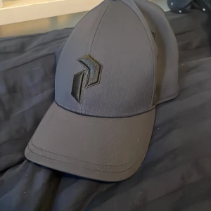 PeakPerformance Keps  - Säljer denna keps för att jag varken har på mig kepsar eller gillar de! HELT NY! och äkta. KÖPARE STÅR FÖR FRAKT!