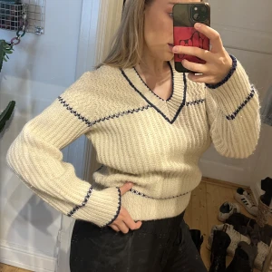 VINTAGE HANDSTICKAD TRÖJA - Vintage handstickad tröja!!! Så mysig, köpt på second hand! Grov handstickad retro tröja som tyvärr inte kommer till användning 💙