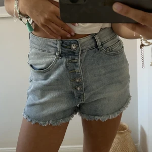 Jeansshorts  - Svinsnygga jeansshorts! Kommer inte till användning..