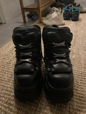 New rock - New rocks storlek 43 eu använda i ungefär 2 månader, säljer pga för stora. Skolådan följer med. Är ej intresserad av byten med shitty ass trueys😹