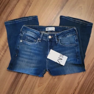 Low rise Flared Jeans 34 - Zara low rise slim bootcut i indigo. Helt oanvända med alla lappar. Jättefina men släljer då de är för små för mig.