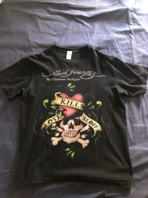 2 st Ed hardy t-shirt - 2 st Ed hardy t-shirt med olika design och olika färg. En för 300 men om man köper båda två så får man dom för 500. Passar S-M