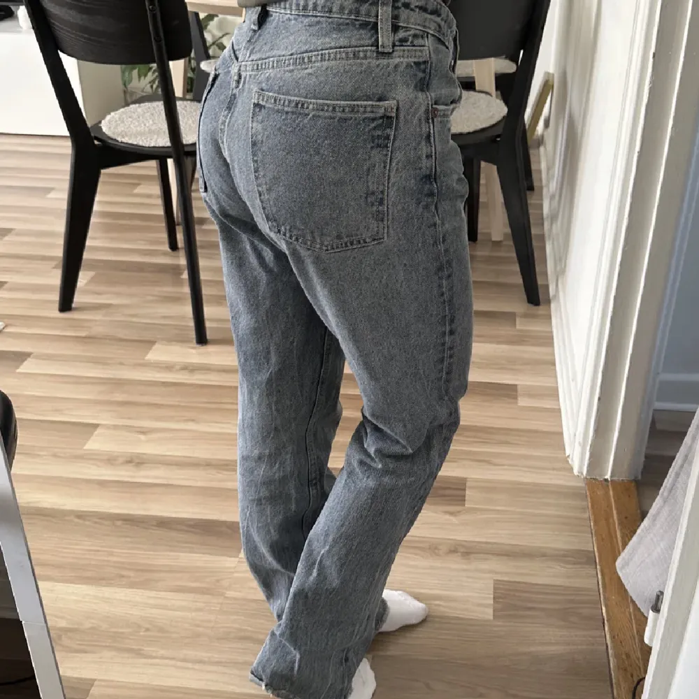 Zara jeans strl 36, använda men fint skick, uppklippta så de passar ca 165 cm. Jeans & Byxor.