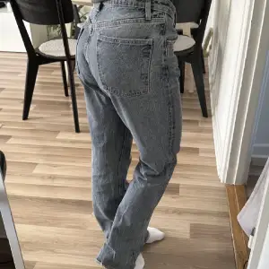 Zara jeans strl 36, använda men fint skick, uppklippta så de passar ca 165 cm