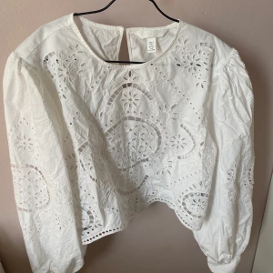 Blus - Fin vit blus från H&M. Aldrig använd! 