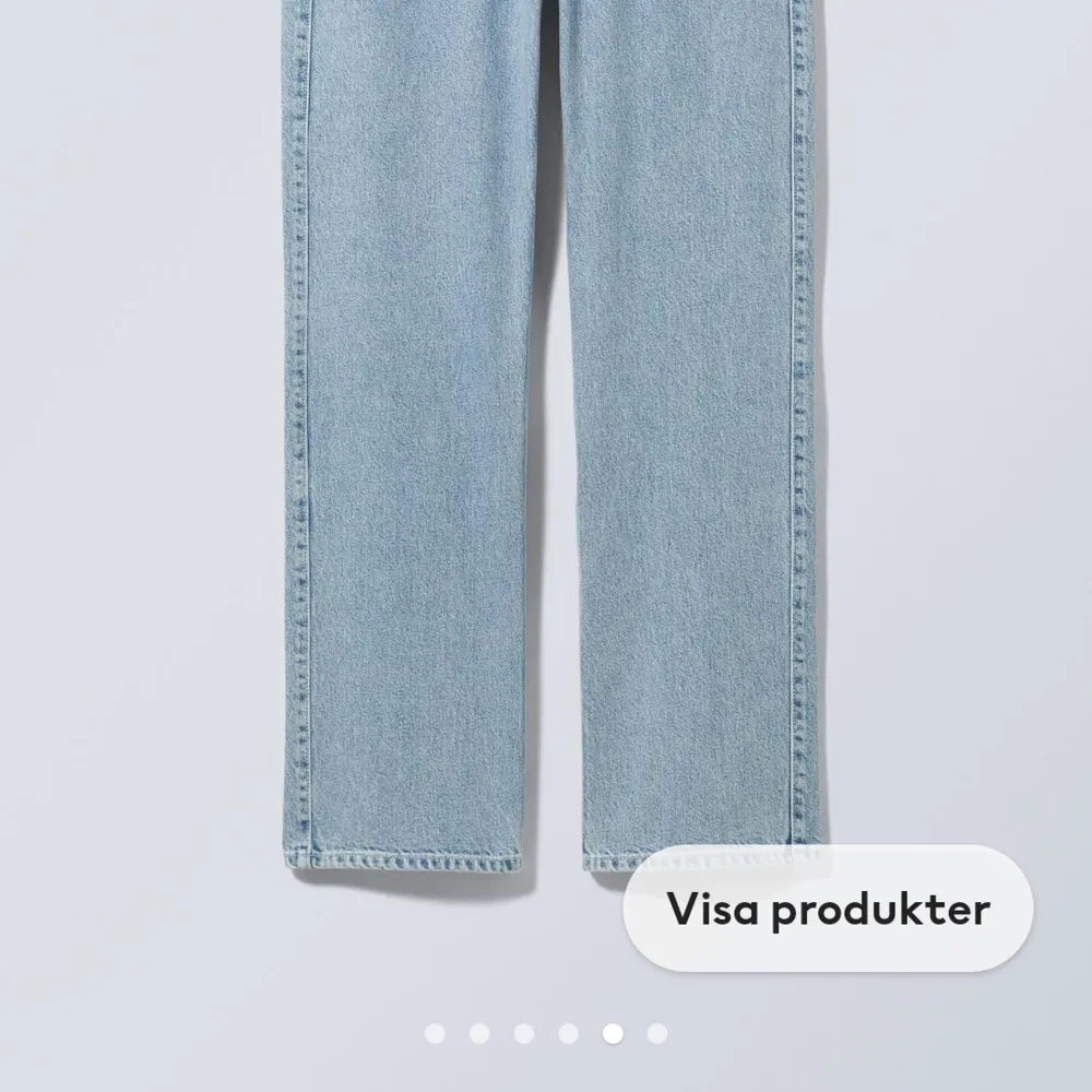 Low waisted jeans från weekday. Dom har blivit för korta på mig (jag är 175cm) kostar 600 kr säljer för 300kr. . Jeans & Byxor.