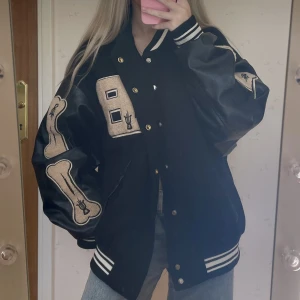 Varsityjacka - Jättesnygg varsityjacka från aelfriceden 💞 nypris 1.200kr, perfekt för hösten 🍁