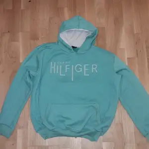 Tommy Hilfiger turkos hoodie använd 2 gånger