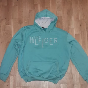 Hoodie - Tommy Hilfiger turkos hoodie använd 2 gånger