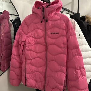 Peakperformance dunjacka - Peakperformance tunnare dunjacka i stl M I mycket fint skick, använd ca 4gånger