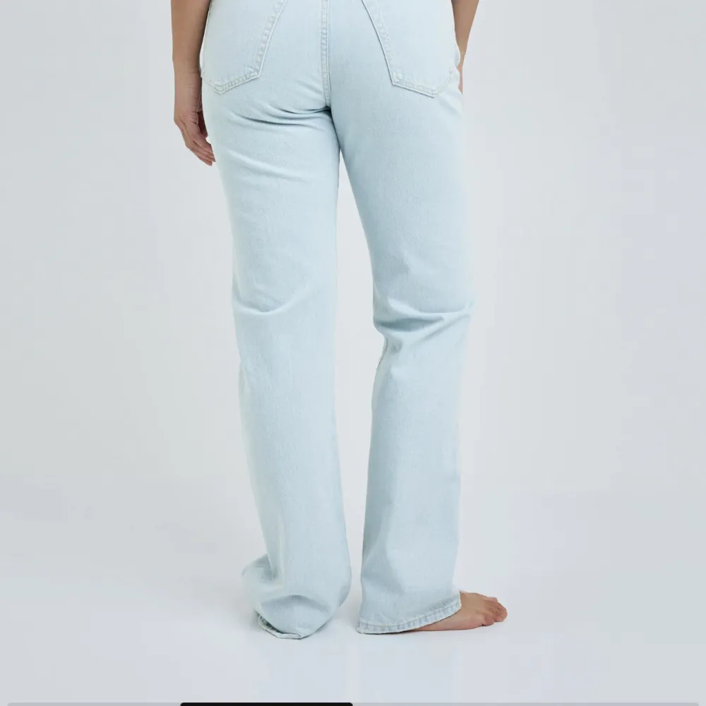 Säljer dessa snygga jeans från bikbok, endast använda ett fåtal gånger med är som nya💕köparen står för frakten🙏🏼. Jeans & Byxor.