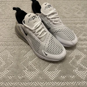 Nike air Max 270 - Nike air Max 270 i storlek 42, superfint skick använda fåtal gånger