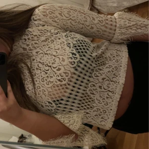 Zara, spets topp  - Helt oanvänd topp med prislapp kvar💕jätte fin spetstopp som är helt slutsåld! 