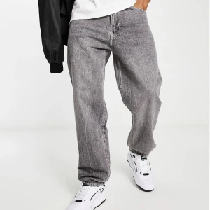 Grå Jeans - Helt nya grå jeans som jag bara har testat använda en gång. Har en vintage baggy street style med jätteskönt material! Orginal pris på dessa byxor är 600kr, så passa på för ett jättebra skick!!