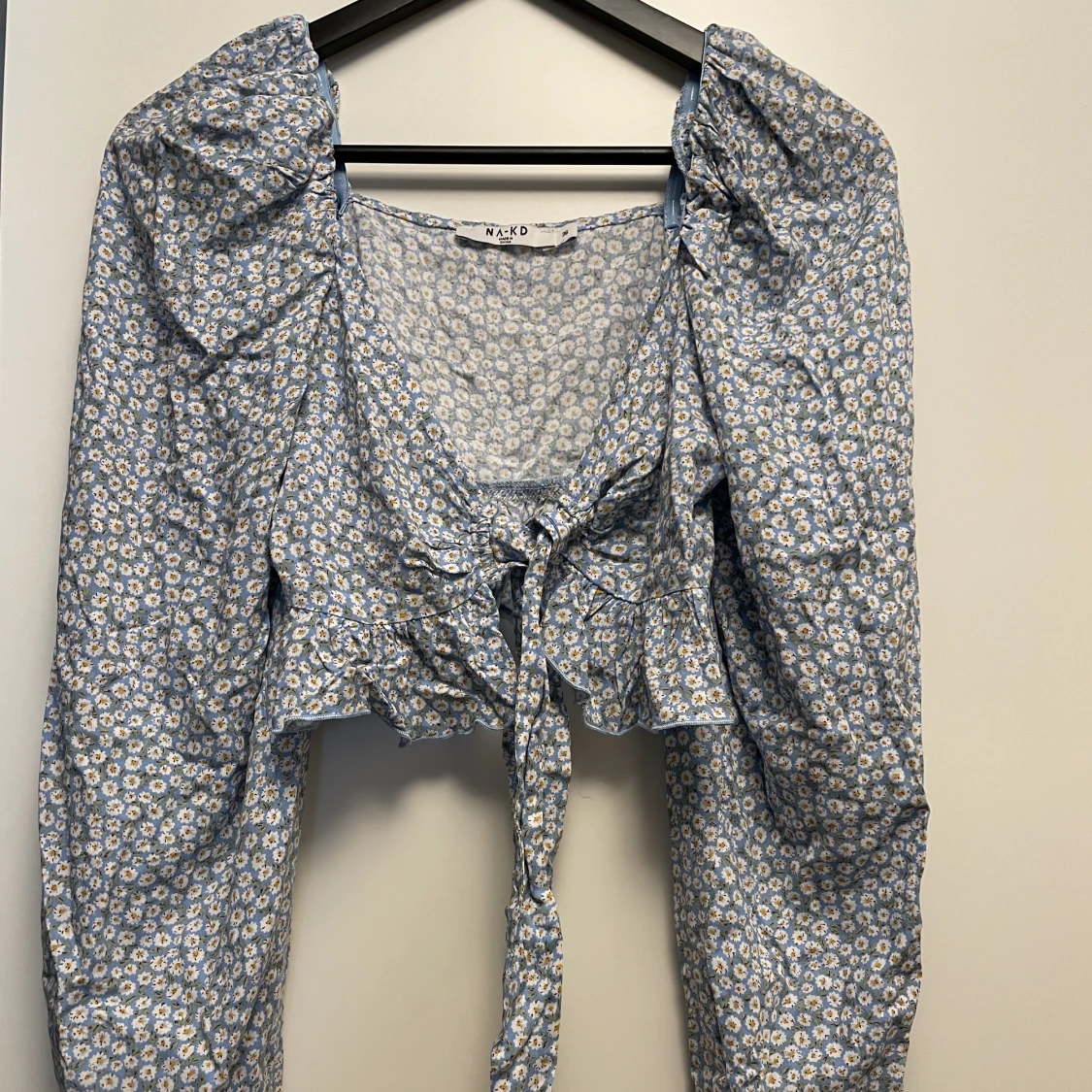 Blommig blus med volang NA-KD